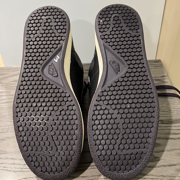 Nikes - Picture 4 of 4